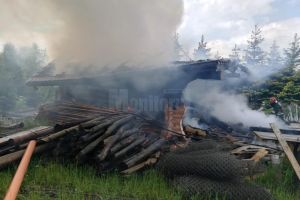 Incendiu puternic de la un trăsnet, la garajul unei case de vacanţă