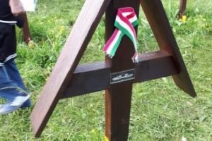 Românii au aprins lumânări la crucile soldaţilor maghiari de la Valea Uzului