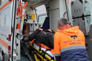 Incendiul din Hunedoara: 11 persoane transportate la spital cu uşoare intoxicări cu fum