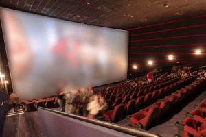 O bătrână a furat rucsacul unui tânăr dintr-o sală de cinema din Odorheiu Secuiesc