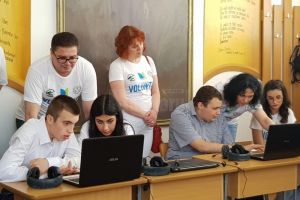 Donaţie de zece laptopuri pentru elevii Centrului Școlar pentru Educaţie Incluzivă din Suceava