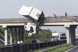 FOTO. Clipe de groază în Ungaria. Cabină de TIR suspendată peste autostradă