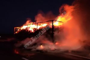 O remorcă de TIR, încarcată cu 11 tone de ceai, a ars pe Autostradă!