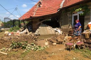 Pompierii au salvat 25 de bihoreni aflaţi în pericol din cauza inundaţiilor. O casă a fost distrusă (FOTO)