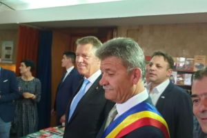 LIVE VIDEO/ FOTO/ Preşedintele Klaus Iohannis îşi lansează noua carte la Alba Iulia: ”Pas cu pas am ajuns în Europa” De la ”Pas cu pas”, la ”Un dialog deschis cu Europa”