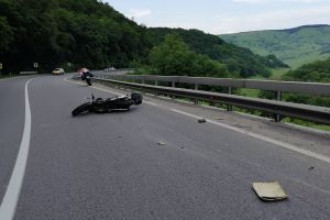 FOTO Motocicletă în parapet pe DN14 la Slimnic – Un cetăţean străin rănit