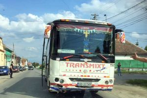 FOTO – Maşină lovită de un autobuz Transmixt la Șura Mică – O femeie este rănită