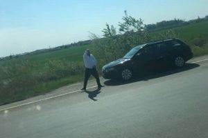 FOTO. Atenţie! A reapărut metoda ,,pana prostului”. Nu opriţi la solicitarea persoanelor necunoscute