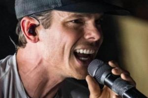 Doliu pentru un celebru cântăreţ. L-a crescut, dar i-a murit în braţe. Nimeni nu l-a mai putut salva