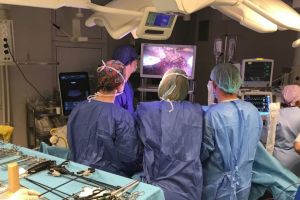 Prof. dr. Irinel Popescu a efectuat doua interventii chirurgicale alaturi de medicii din cadrul Spitalului Judetean Constanta (galerie foto)