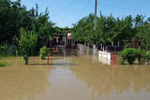 Pompierii bihoreni au continuat, vineri, evacuarea apelor din case, beciuri şi curţi, în 10 localităţi
