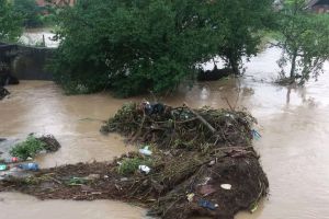 COD ROŞU pe Valea Fânaţelor în Bihor: Risc de viituri majore, populaţia e rugată să se adăpostească!