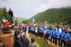 Fostul şef al Jandarmeriei, Sebastian Cucoş a coordonat activităţile de ordine de la cimitirul din Valea Uzului