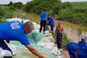 Apărare împotriva viiturilor: ABA Crişuri a făcut supraînălţări cu saci de nisip pe văile care ameninţă bihorenii (FOTO)
