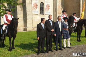 FOTO/ VIDEO: Preşedintele Iohannis, la ”Pas cu Pas” prin Cetatea Alba Carolina renovată cu bani din ”EU(.RO)”. A asistat la defilarea gărzii şi a fost aplaudat de albaiulieni