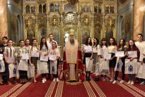 Arhiepiscopia Ramnicului: Festivitate de premiere pentru elevii merituoşi din judeţul Vâlcea