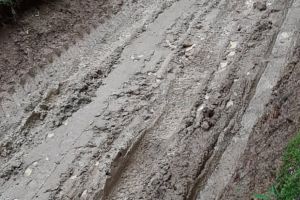 Sătenii unui cătun de munte, condamnaţi să „înoate” prin noroi