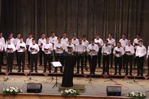 Aplauze îndelungi pentru evoluţia a trei coruri sucevene, pe scena Casei de Cultură a ...