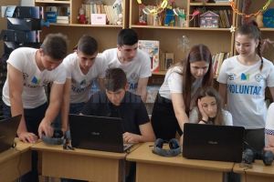 Donaţie de zece laptopuri pentru elevii Centrului Școlar din Suceava