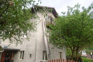 Bărbat salvat din balconul în care a fugit din calea flăcărilor, în timpul unui incendiu