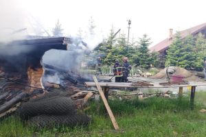 Incendiu puternic de la un trăsnet, la garajul unei case de vacanţă