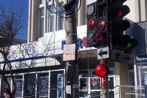 FOTO Vandalism! Un semafor de pe o stradă din Botoşani a fost distrus