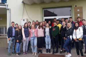 Elevii de la LPS Bihorul au donat din nou sânge şi încearcă să-i convingă şi pe alţii să o facă (FOTO)