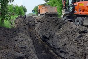 FOTO Izvoare subterane descoperite la lucrările de pe un drum naţional din Botoşani