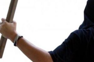 Bătaie cu săbii în centrul Capitalei. Două persoane au fost spitalizate. Autorităţile au intervenit pentru oprirea măcelului