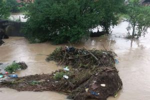 COD ROŞU pe Valea Fâneţelor în Bihor: Risc de viituri majore, populaţia e rugată să se adăpostească!