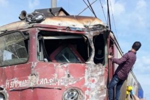 Accident pe CFR. Un tren cu 60 de persoane la bord a deraiat în urma impactulului cu un camion
