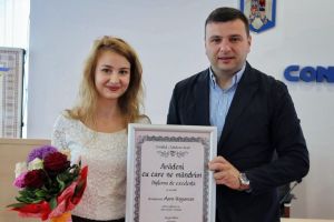Tânăra artistă Mara Ungurean a primit diploma „Arădeni cu care ne mândrim”