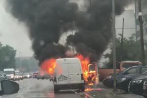 Incendiu violent pe bulevardul Aurel Vlaicu din Constanta, zona Campus. Un autoturism a fost cuprins de flacari (galerie foto+video)