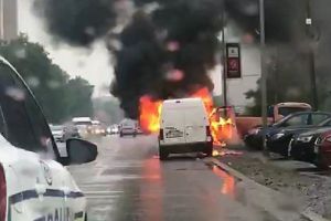 Trafic oprit, la Constanţa. Autoturism în flăcări 