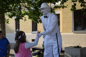 FOTO/ VIDEO: Charlie Chaplin la Alba Iulia – Povestea celei mai cunoscute statui vii din România. Cine este artistul din spatele măştii