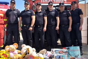 FOTO. Pompierii negreşteni, donaţii pentru copiii din centrele de plasament