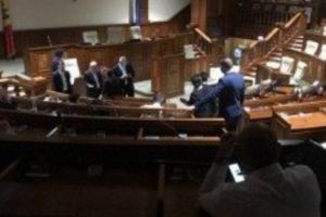 Ședinţă tensionată în parlamentul de la Chişinău. Sala este în întuneric. Se acuză lovituri de stat