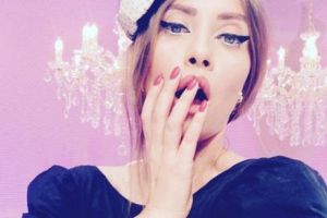 Războiul divelor. S-au aruncat cuvinte grele. „Arăţi de parcă te-ai pregăti să dai un casting de asistentă TV”