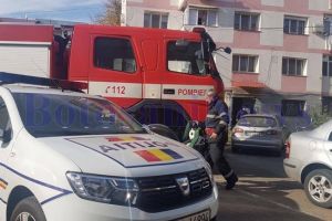 Locatarii unui bloc din Botoşani, panicaţi din cauza fumului care ieşea dintr-un apartament