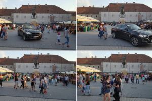 FOTO/ ȘTIREA TA: Slalom cu maşina printre terase şi trecători, pe pietonala Mihai Viteazu. Mai avem semne de circulaţie în Cetate?