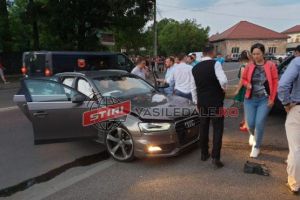 FOTO. Un sătmărean a intrat cu maşina într-un grup de nuntaşi, în Baia Mare