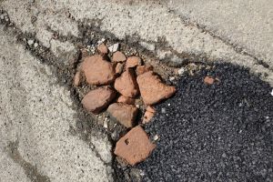 FOTO Plombări în bătaie de joc pe o stradă din Botoşani! Oamenii sunt nemulţumiţi