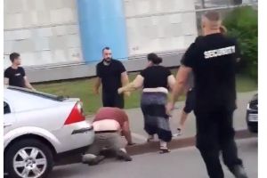 VIDEO Bătaie între ţigani în centrul Botoşaniului. Totul a pornit dintr-o casă de amanet