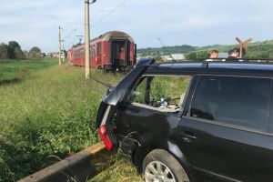 Maşină lovită de tren pe linia Suceava-Cacica