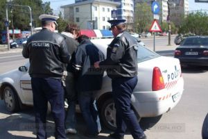 Bărbat bătut şi tâlhărit după ce a încercat să facă sex cu o prostituată în spatele unor blocuri