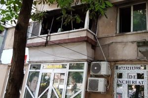 VIDEO Apartament în flăcări din cauza unei candele lăsată nesupravegheată