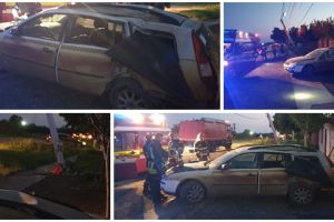Tânăr la spital după ce prietenul său a intrat cu maşina în stâlp, la Sânmihaiu Român