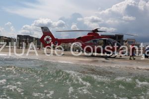 Imaginea zilei: Elicopter SMURD, pe malul marii. Operatiune de salvare a unui barbat inecat 