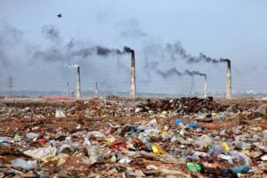 Suntem groapa de gunoi a Europei. Strainii trimit deseuri la noi, care sunt arse in schimbul a 17 euro/tona. In tarile vestice costa 250 euro/tona