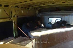 Sirieni, depistati in timp ce incercau sa intre ilegal in Romania, ascunsi intr-un microbuz